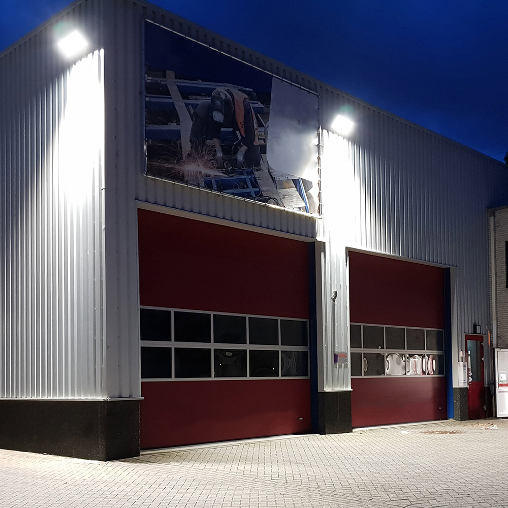 Záplavové světlo LED 100W na fasádě výrobní haly